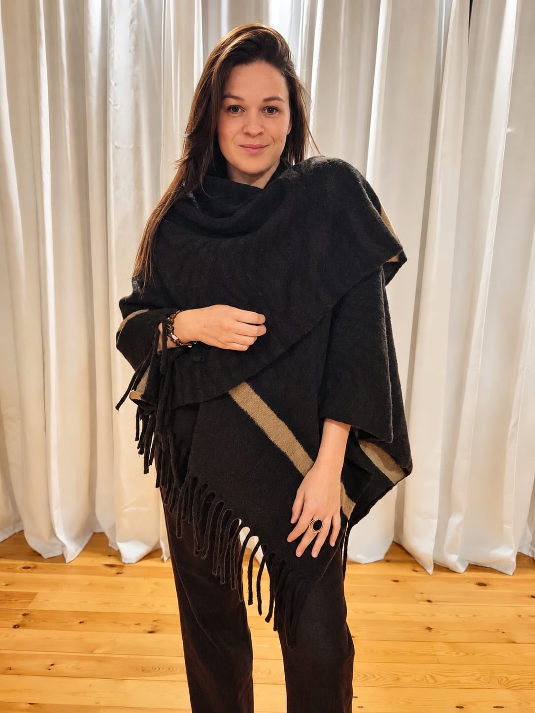 Plus fit - Luxe Poncho – Black & Camel