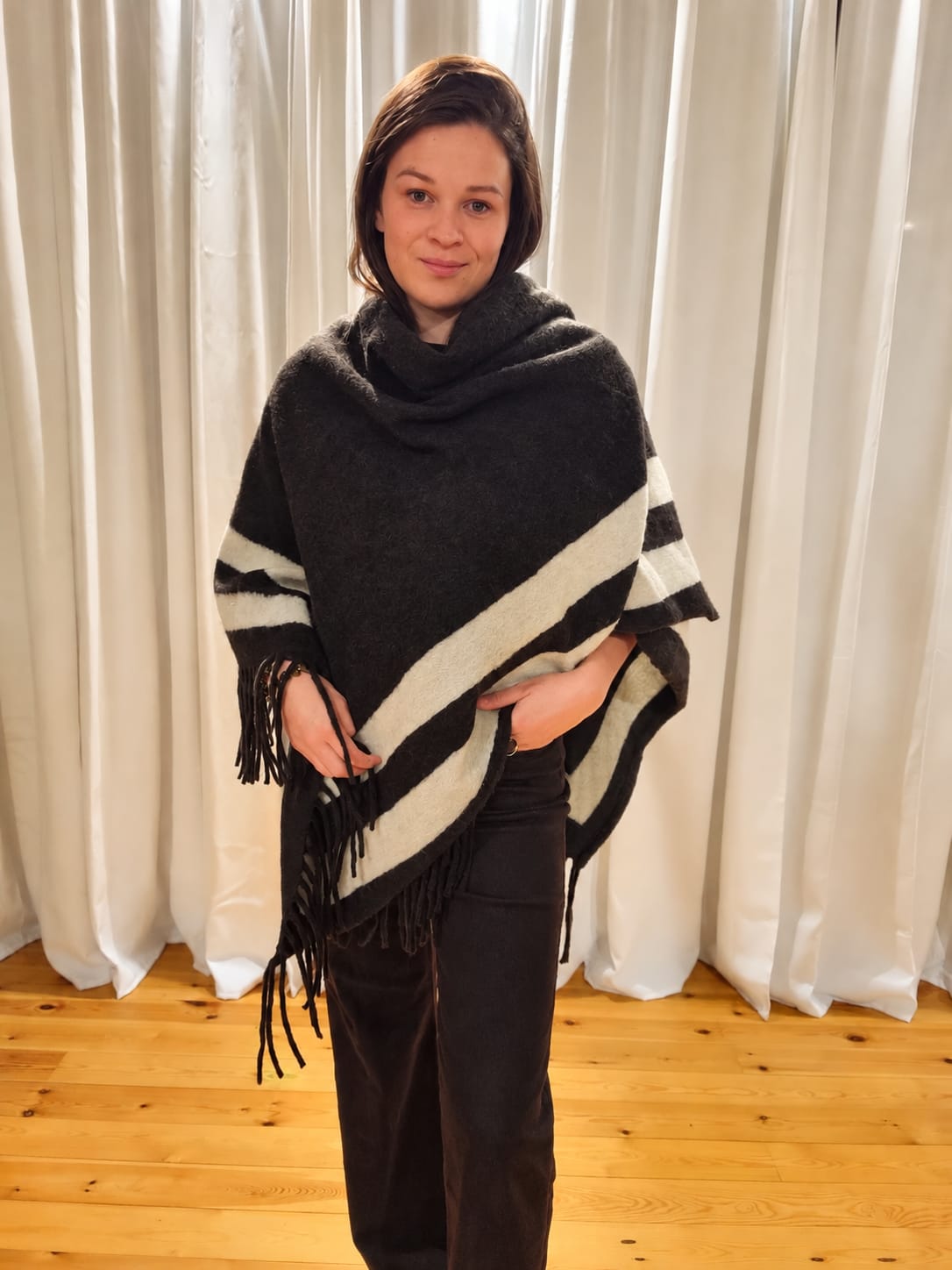 Plus fit - Soft Stripe Poncho – Chocolate & Ecru