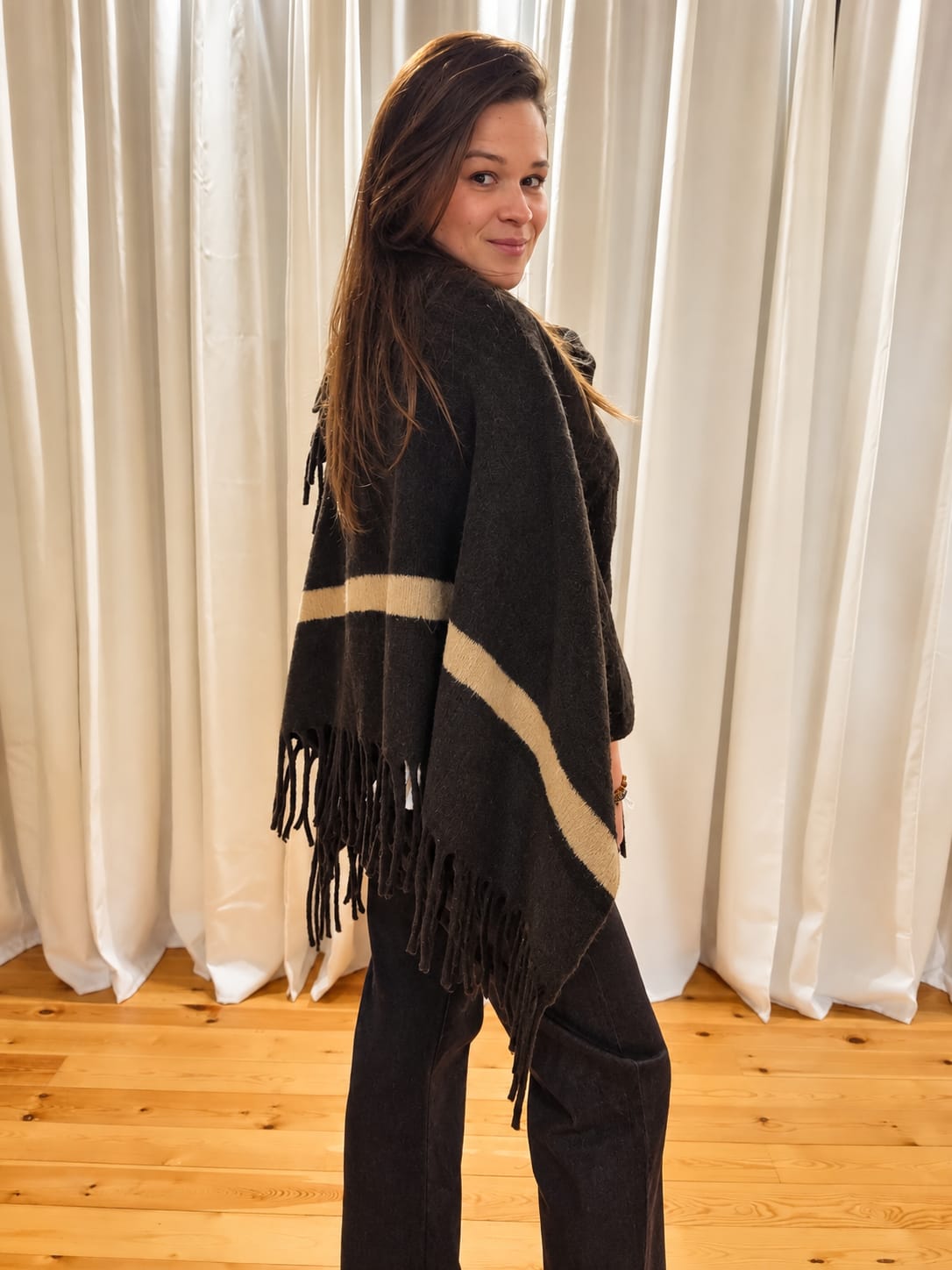 Plus fit - Luxe Poncho – Black & Camel
